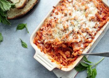 Macarrão no forno com presunto e queijo