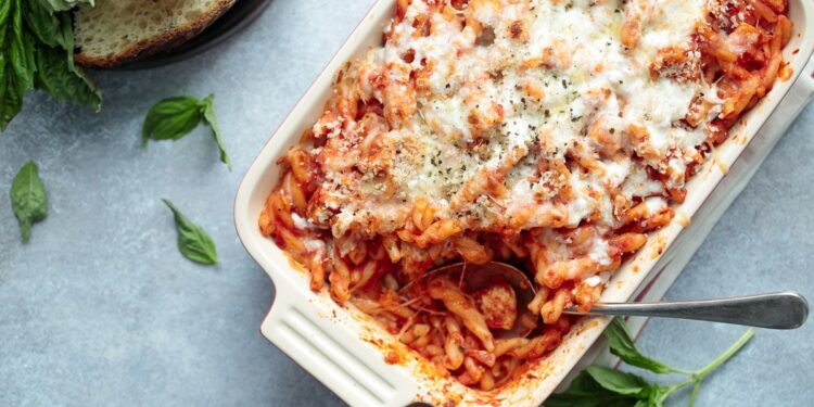 Macarrão no forno com presunto e queijo