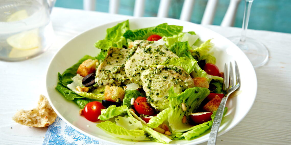 Salada de frango com pesto