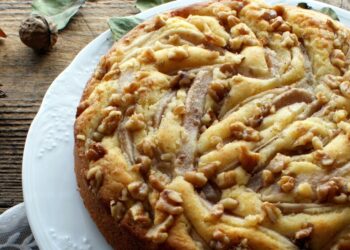 Bolo de pera e nozes