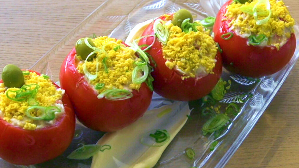 Tomates recheados com atum e ovo