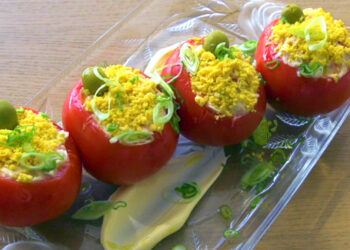 Tomates recheados com atum e ovo