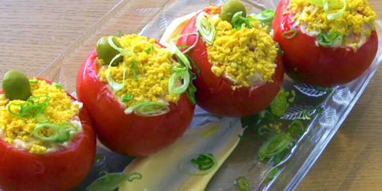 Tomates recheados com atum e ovo