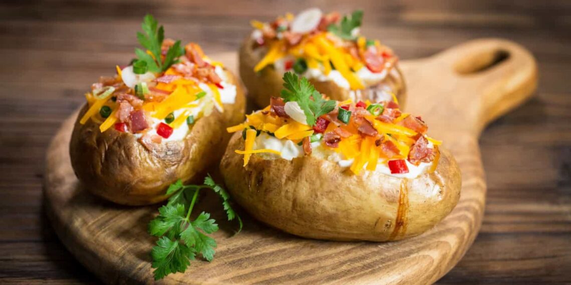 Batatas no forno recheadas com queijo e bacon
