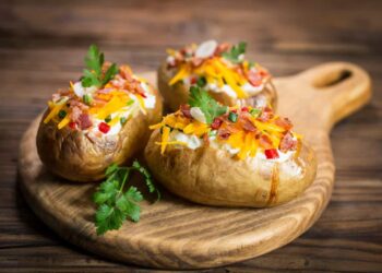 Batatas no forno recheadas com queijo e bacon