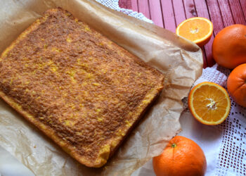 Bolo de laranja húmido em tabuleiro