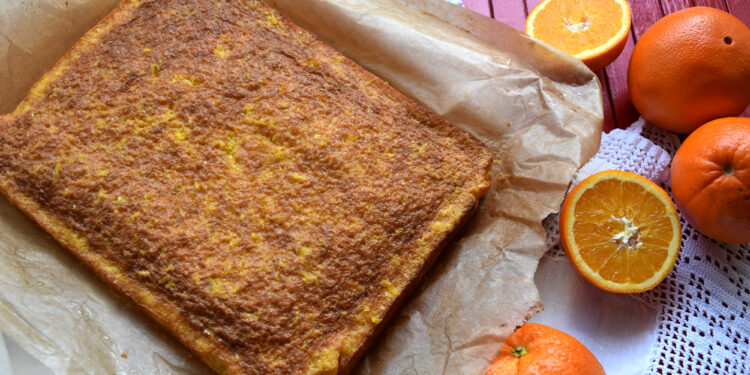 Bolo de laranja húmido em tabuleiro
