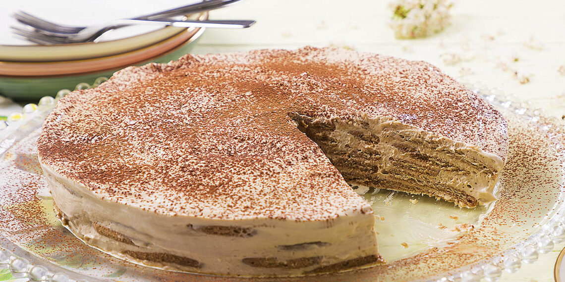 Bolo de bolacha com café
