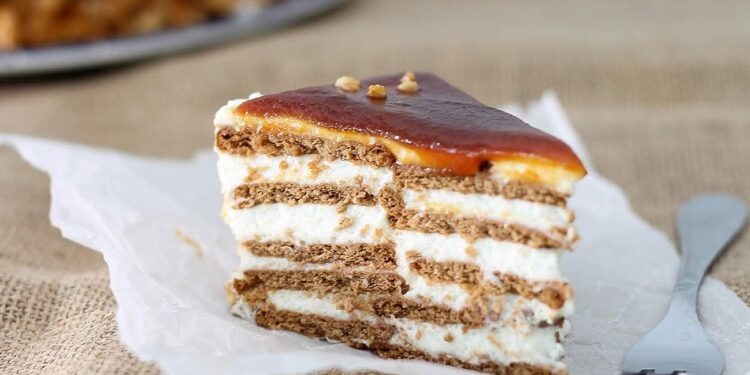 Bolo de bolacha com natas