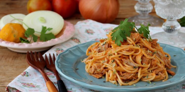 Massa com atum e natas