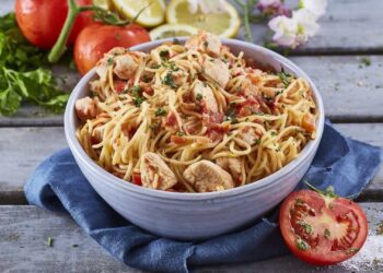 Frango estufado com esparguete