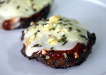 Hambúrguer assado no forno com queijo