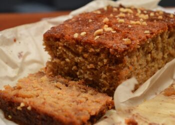 Bolo de cenoura húmido e fofinho