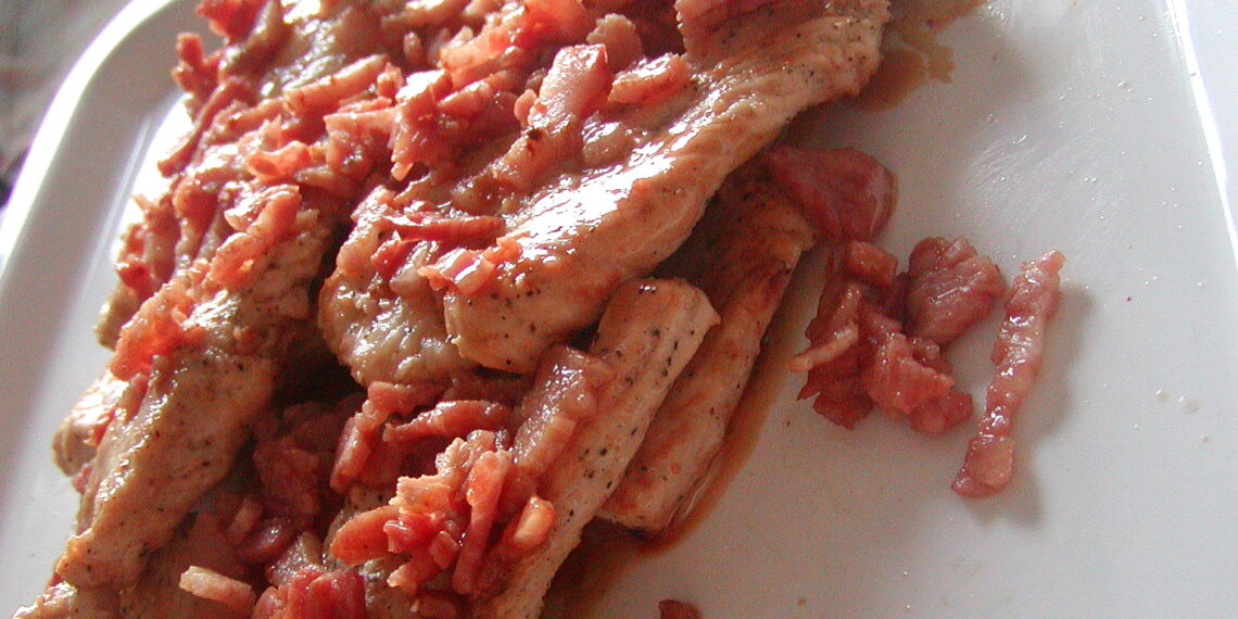 Bifes de peru com bacon e vinho branco