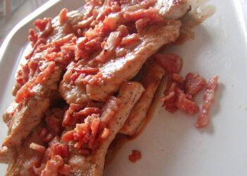 Bifes de peru com bacon e vinho branco