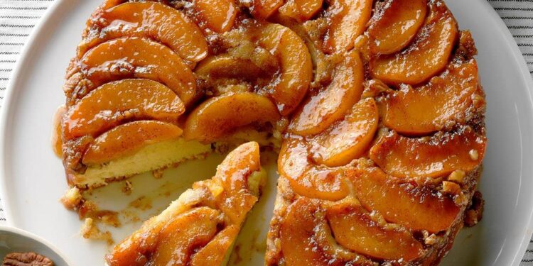 Bolo de pêssego caramelizado