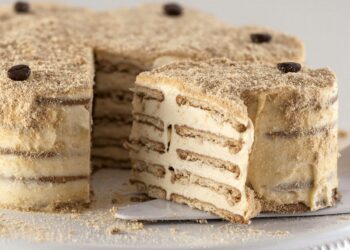 Bolo de bolacha com café e manteiga