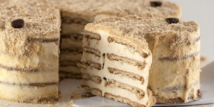 Bolo de bolacha com café e manteiga
