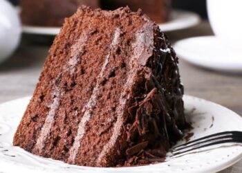 Bolo de chocolate recheado simples