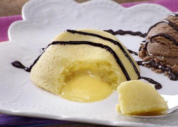 Petit gâteau de chocolate branco