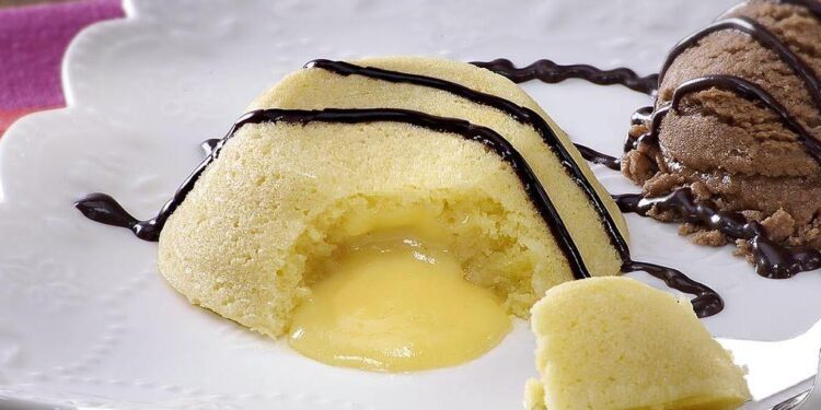 Petit gâteau de chocolate branco