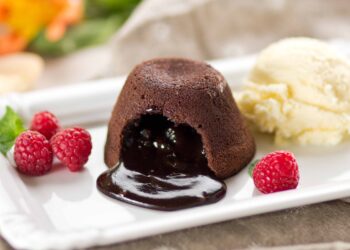 Petit gâteau de chocolate em pó