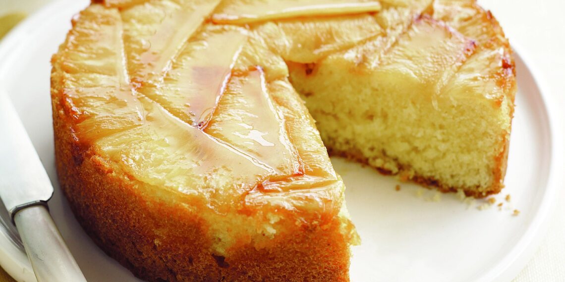 Bolo de ananás e coco húmido e fofo