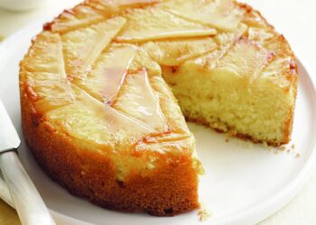 Bolo de ananás e coco húmido e fofo