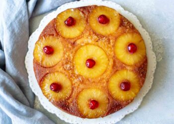 Bolo de ananás caramelizado