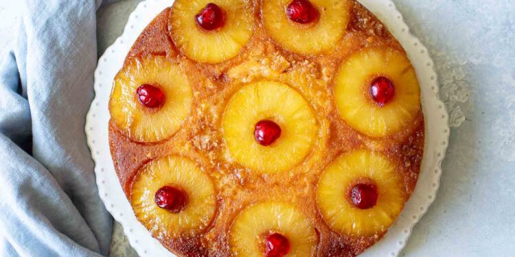 Bolo de ananás caramelizado