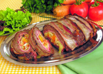 Rolo de carne picada recheado no forno