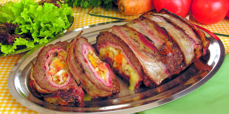 Rolo de carne picada recheado no forno