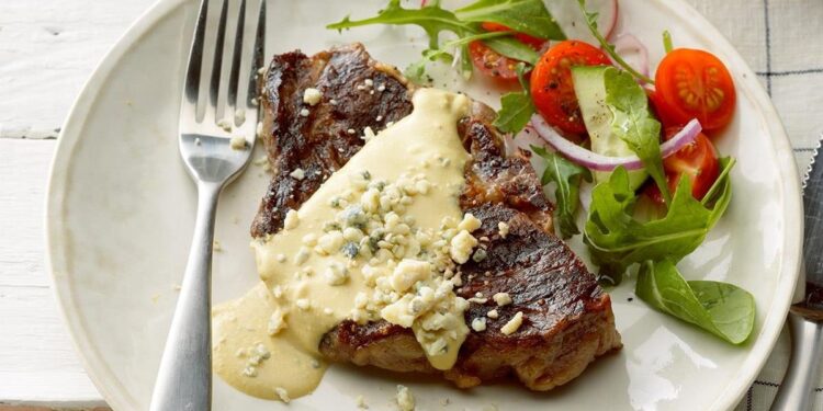 Bife com molho de mostarda Dijon