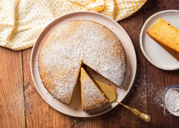 Bolo de mel húmido e fofo