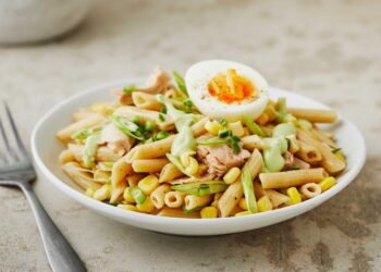 Massa com atum e ovo