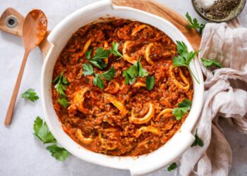 Arroz de lulas com vinho tinto