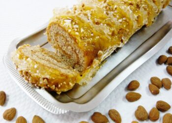 Torta de amêndoa com ovos moles