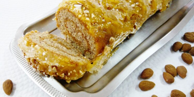 Torta de amêndoa com ovos moles