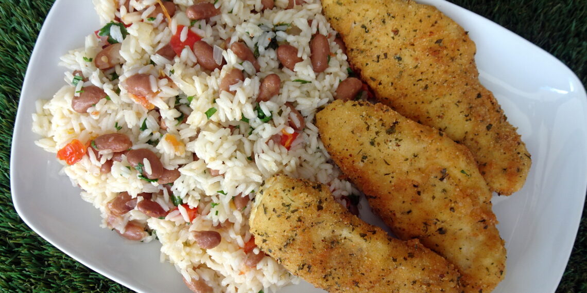 Pescada frita com arroz de feijão