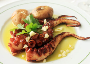 Polvo cozido com batatas a murro