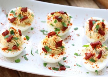 Ovos recheados com linguiça