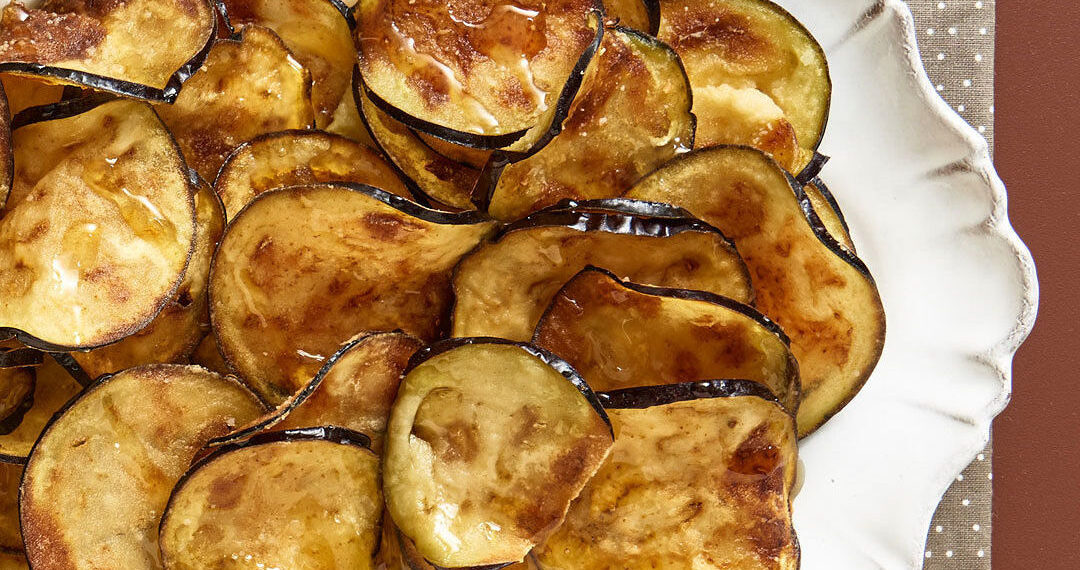 Chips de beringela no forno