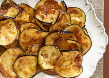 Chips de beringela no forno