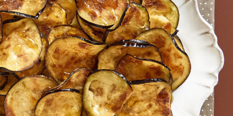 Chips de beringela no forno