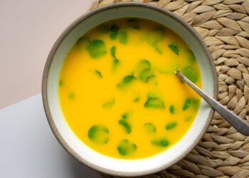 Sopa de agrião à portuguesa