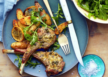 Costeletas de borrego no forno com batatas