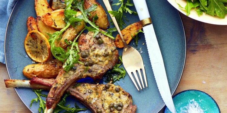 Costeletas de borrego no forno com batatas