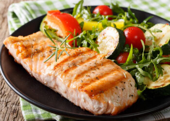 Salmão no forno com legumes