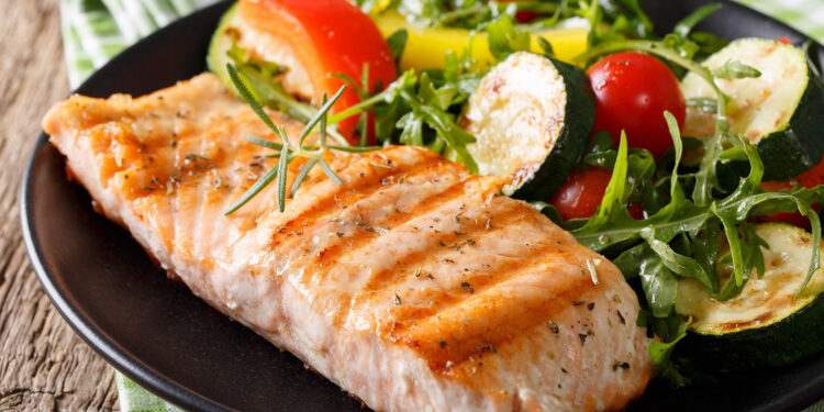 Salmão no forno com legumes