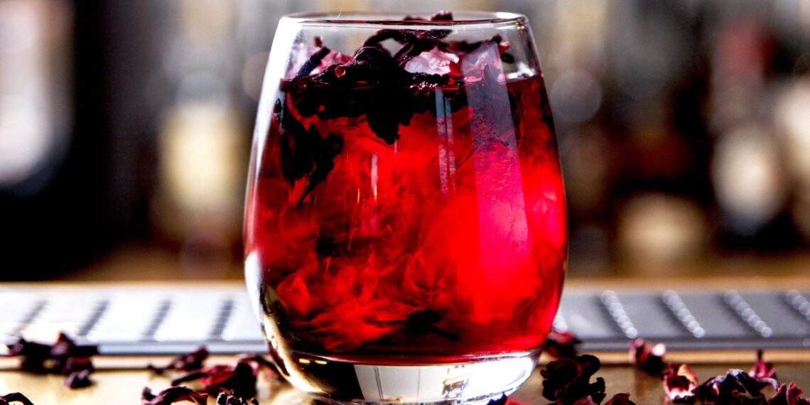 Gin com flor de hibisco